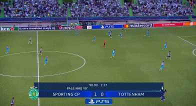 太阳报：英乙球迷在看台上发病，直升机降落在球场里进行急救